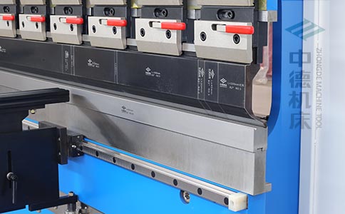 ZDPK-6325標配高精度模具快夾，換模速度快5倍，加高型模托是門業(yè)制造專業(yè)配置.jpg