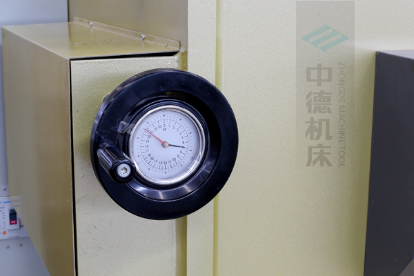 ZDG-832刀片間隙調(diào)節(jié)裝置，設(shè)置在機(jī)架前面，并有刻度顯示，調(diào)節(jié)方便.jpg