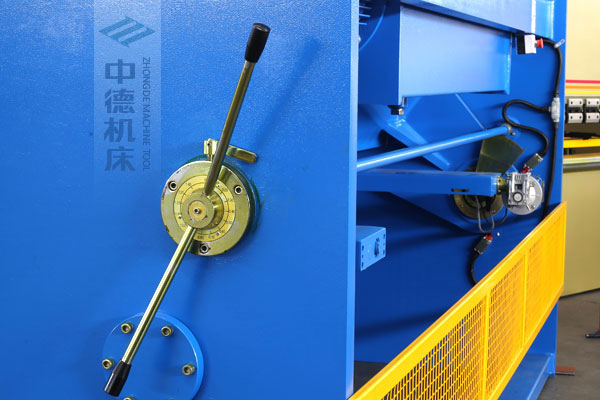 ZDSK-1232剪板機(jī)刀片間隙手動(dòng)調(diào)節(jié)器，刻度清淅，調(diào)節(jié)省力又簡便.jpg