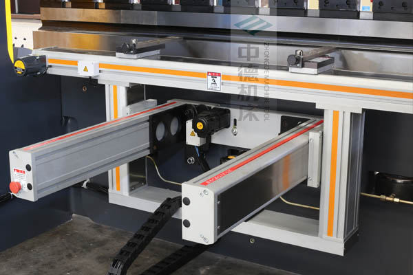 ZDPE10025-4+1軸全封套加強(qiáng)型鋁合金后檔料系統(tǒng)，內(nèi)有成套滾珠絲桿和直線(xiàn)導(dǎo)軌，精度高速度快噪音低.jpg