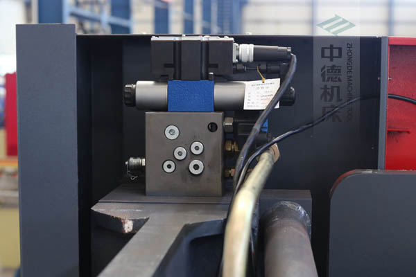 ZDPE10025采用進(jìn)口液壓系統(tǒng)，穩(wěn)定無(wú)故障，耐高溫高壓，持久工作精度高.jpg