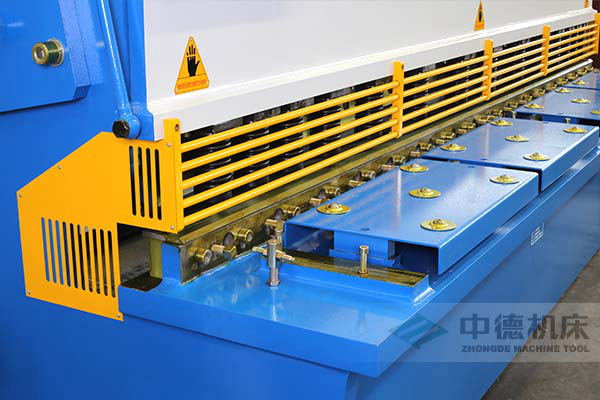 ZDS-432剪板機進料口，安全防護，進料無阻，又能直接觀看到燈光對線的剪切位置.jpg