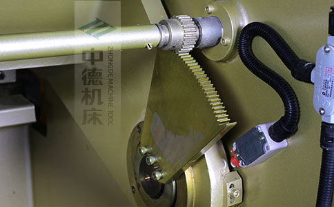 ZDS-640采用高精度刀片間隙調(diào)節(jié)齒輪，經(jīng)過淬火高硬度又耐磨，表面鍍鋅不生銹，長年累月使用依然有很高的調(diào)節(jié)精度.jpg