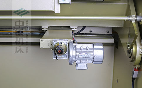 ZDS-640剪板機(jī)后檔料結(jié)構(gòu)，平行度高，并采用國內(nèi)一流品牌軸承，耐磨抗壓壽命長.jpg